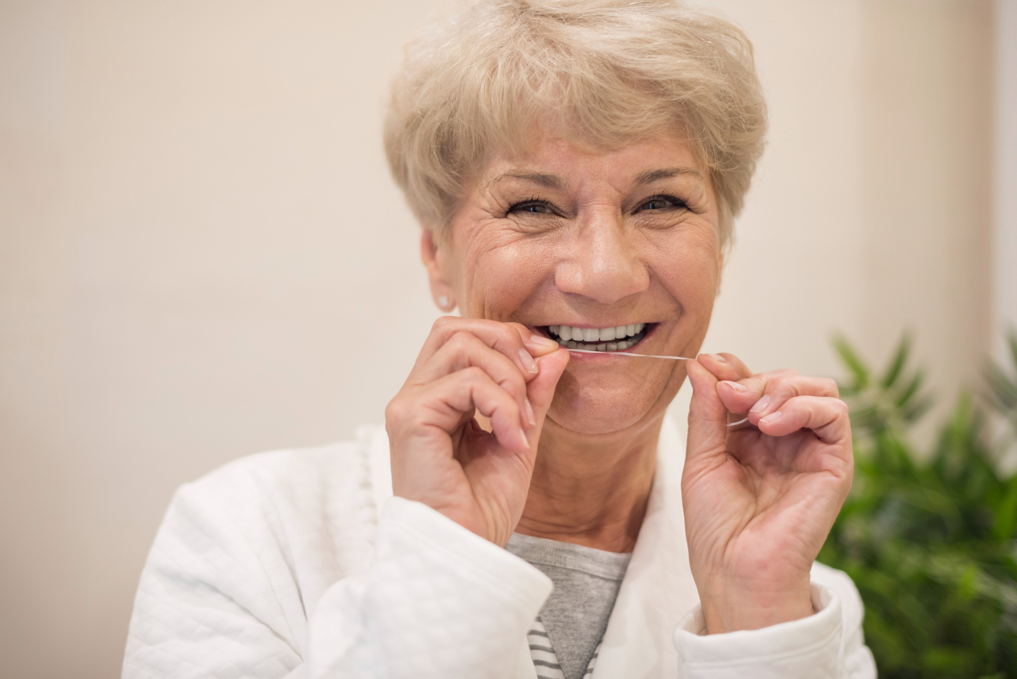 froehliche-frau-die-ihre-zaehne-putzt