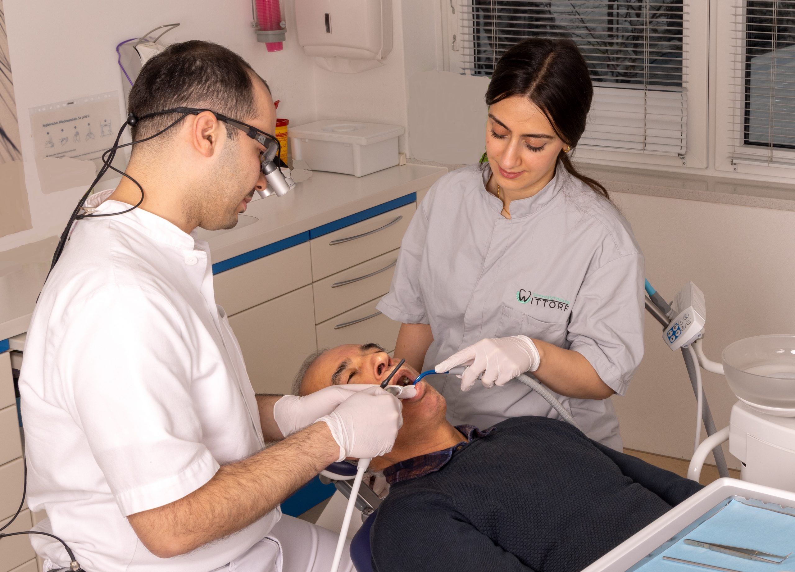 Zahnarzt Siwar Omar mit Assistentin behandeln einen Patient