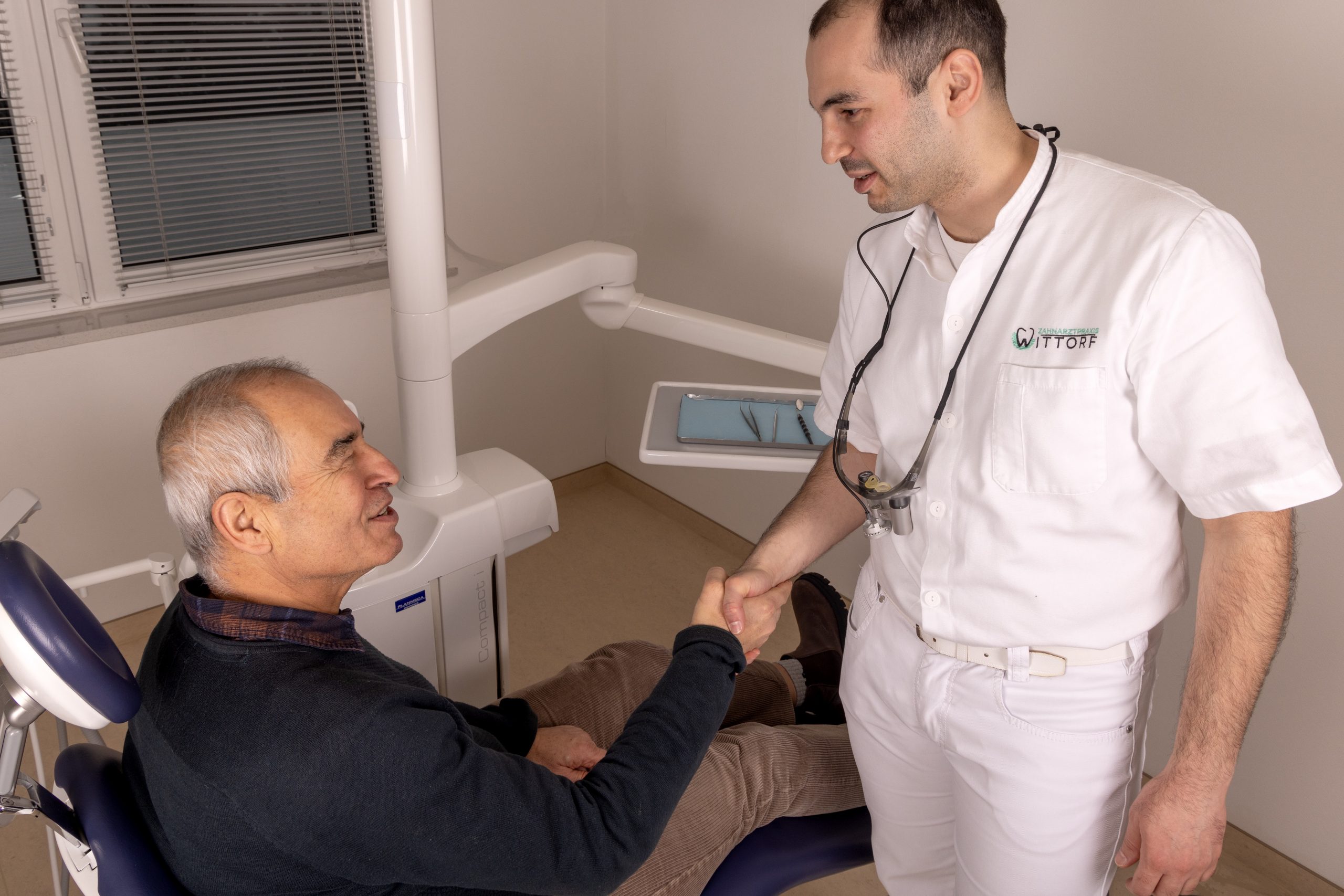 Zufriedener Patient mit Zahnarzt Siwar Omar